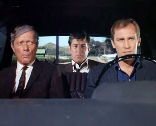 Le chef des Envahisseurs (Alfred Ryder) est le prisonnier de David Vincent dans "La rançon" - Les envahisseurs (The Invaders)