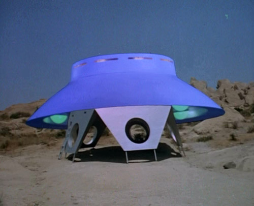 La célèbre soucoupe volante des envahisseurs - Les envahisseurs (The Invaders)