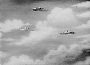 Trois soucoupes volantes survolentHollywood Boulevard - Plan 9 From Outer Space (Plan 9 from Outer Space)