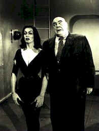Vampira et Clay attendent les ordres - Plan 9 From Outer Space (Plan 9 from Outer Space)