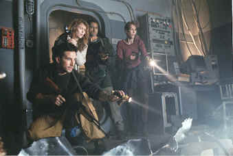 Steve, Nadia, Hiko, et Kit examinent une mystérieuse forme de vie extra-terrestre qui a pris le contrôle du Volkov - Virus