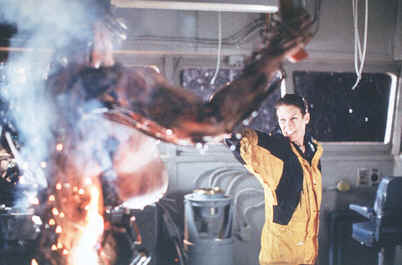 Foster se bât contre la créature bio-mécanique - Virus